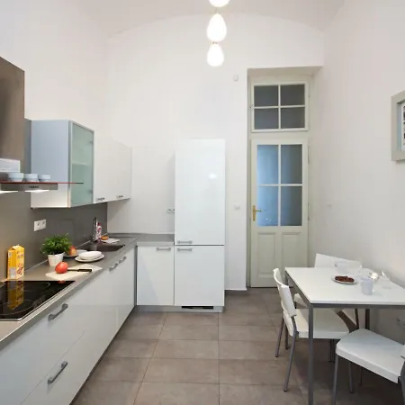 Riverbank-8 Apartment *